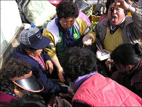 시장 상인들의 식사시간(순천 승주 쌍암 주민들). 